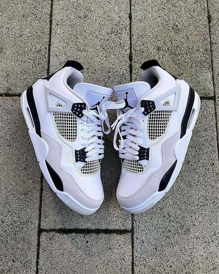 Nike Air Jordan 4 Retro Military Black.